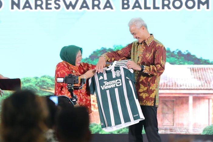 Kepala Desa se-Indonesia Berikan Jersey MU Nomor 8, Ini Maknanya Bagi Ganjar