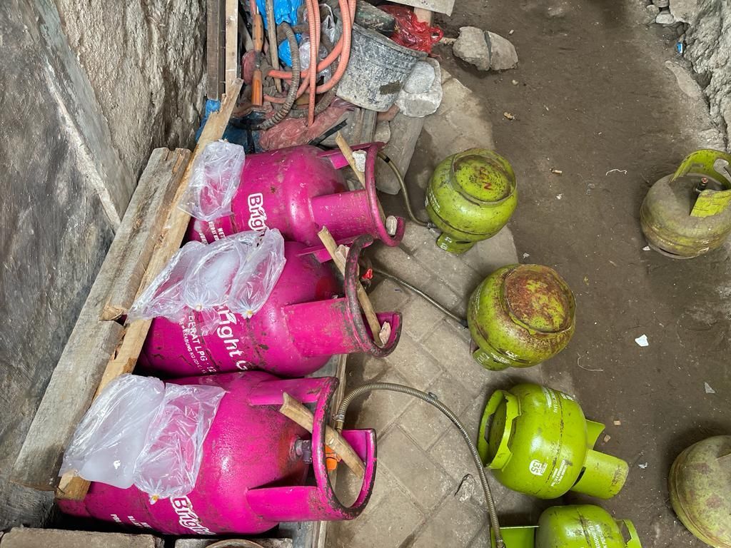Polda Metro Gerebek Pabrik Pengoplos Gas Elpiji di Tangsel, Ratusan Tabung Ditemukan!