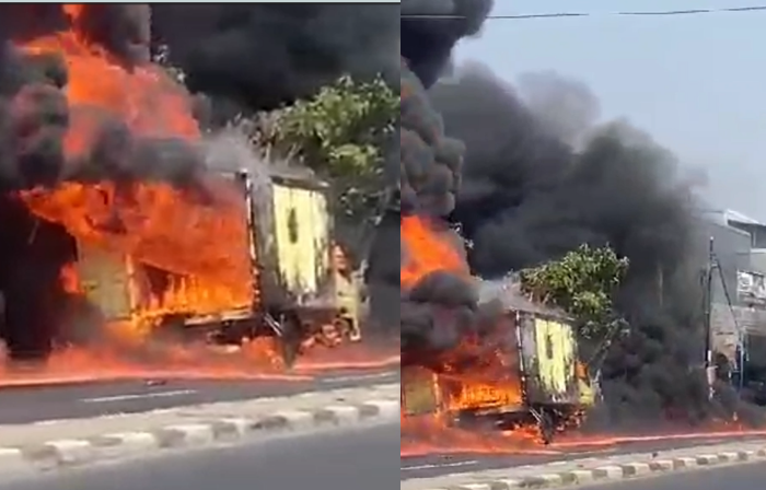 Mobil Terbakar Hebat di Pinggir Jalan Karawang, Dua Mobil Damkar Dikerahkan