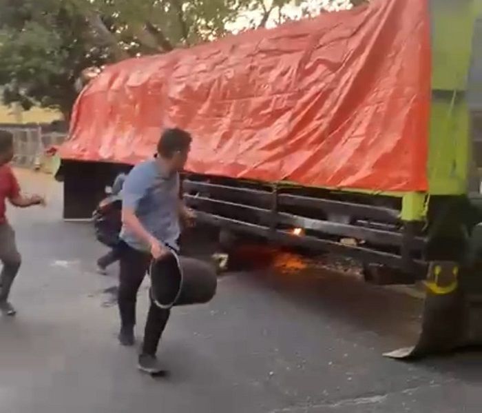 Cerita Heroik Perwira Polres Sidrap Padamkan Mobil Truk Terbakar di Poros Sidrap-Parepare