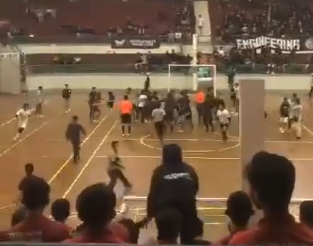 Viral Video Tawuran Saat Pertandingan Futsal, Mahasiswa UIN KHAS vs Unej