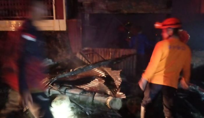 Boom! Gas Meledak Picu Kebakaran Rumah Panggung di Parepare, Korban Mengungsi