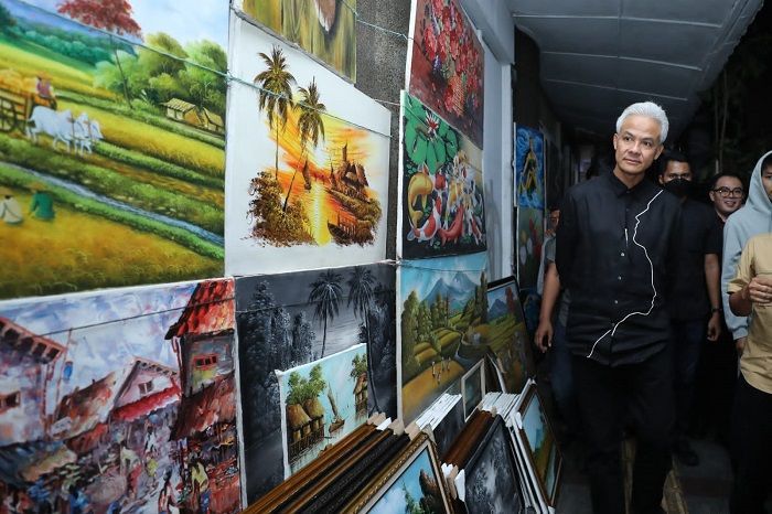 Ganjar di Jalan Braga, Makan Nasi Goreng hingga Temui Pelukis