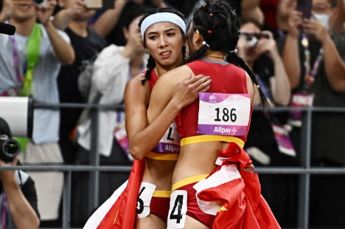 China Sensor Foto 2 Atlet Peraih Emas Asian Games Berstiker ’64’, Diduga Simbol Terkait Pembantaian Tiananmen