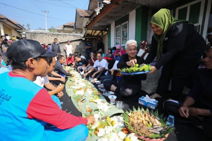 Ngeliwet Bareng Warga Desa Tegallega Cianjur, Ganjar dan Siti Atikoh Disuguhi Lalapan dan Ikan Asin