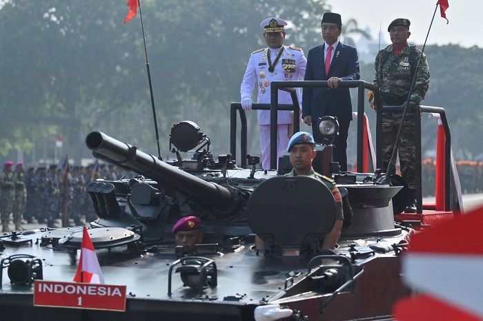 Naik Tank, Preside Jokowi Cek kesiapan pasukan di HUT ke-78 TNI