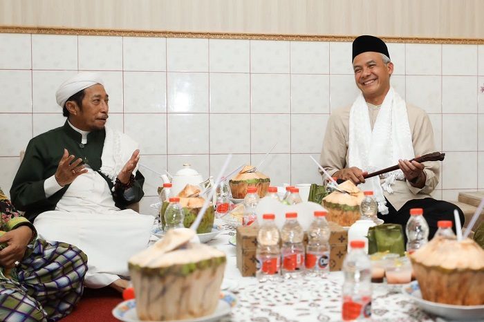 Ganjar Dikasih Tongkat dan Tasbih oleh Pimpinan Ponpes Gedongan Cirebon, Didoakan Jadi Presiden