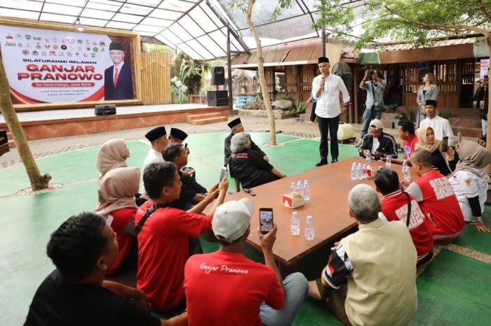 Bertemu dengan Relawan se-Tasikmalaya, Ganjar dapat Masukan hingga Cendera Mata