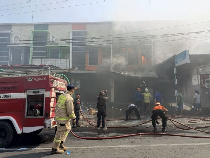 Bangunan Gudang Alat Listrik di Jember Terbakar, Damkar Kerahkan Tiga Truk Pemadam