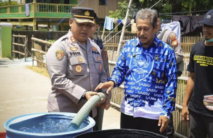 Akibat Kekeringan, Kapolres Kabupaten Barru Salurkan Air Bersih Kepada Warga