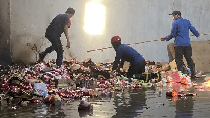 Gudang Makanan Ringan di Kota Parepare Terbakar Akibat Alang-alang