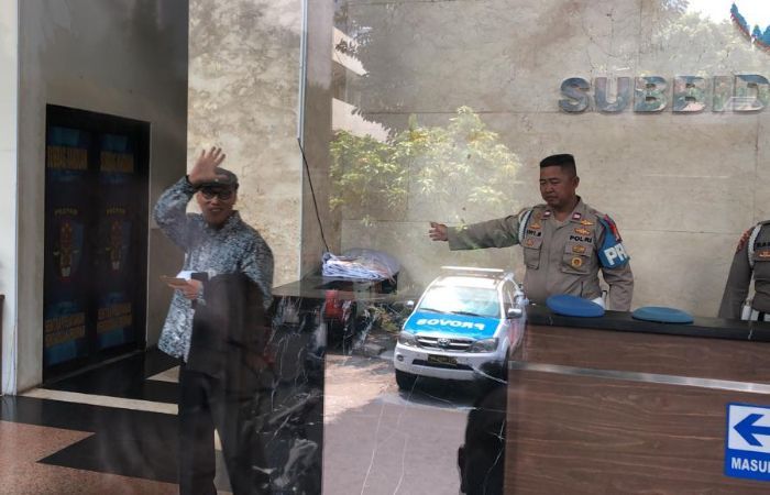 Eks Waka KPK M Jasin Penuhi Panggilan Pemeriksaan Polda Metro, Pilih Bungkam Cuma Lambaikan Tangan