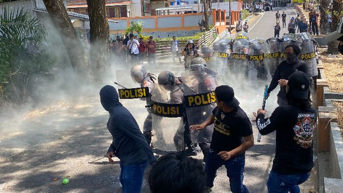 Drama Mencekam, Pengunjuk Rasa Geruduk Kantor KPU Parepare, Bom Diduga Ditemukan