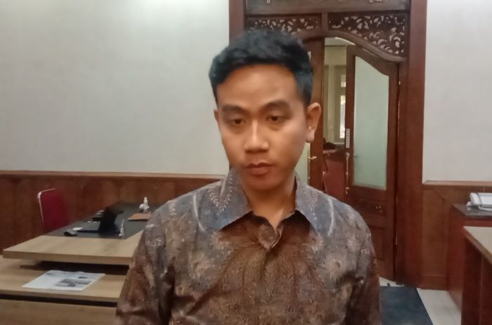 Dikabarkan Buat SKCK di Polda Jateng, Gibran: Cek Saja, Aku di Sini Terus Kok!