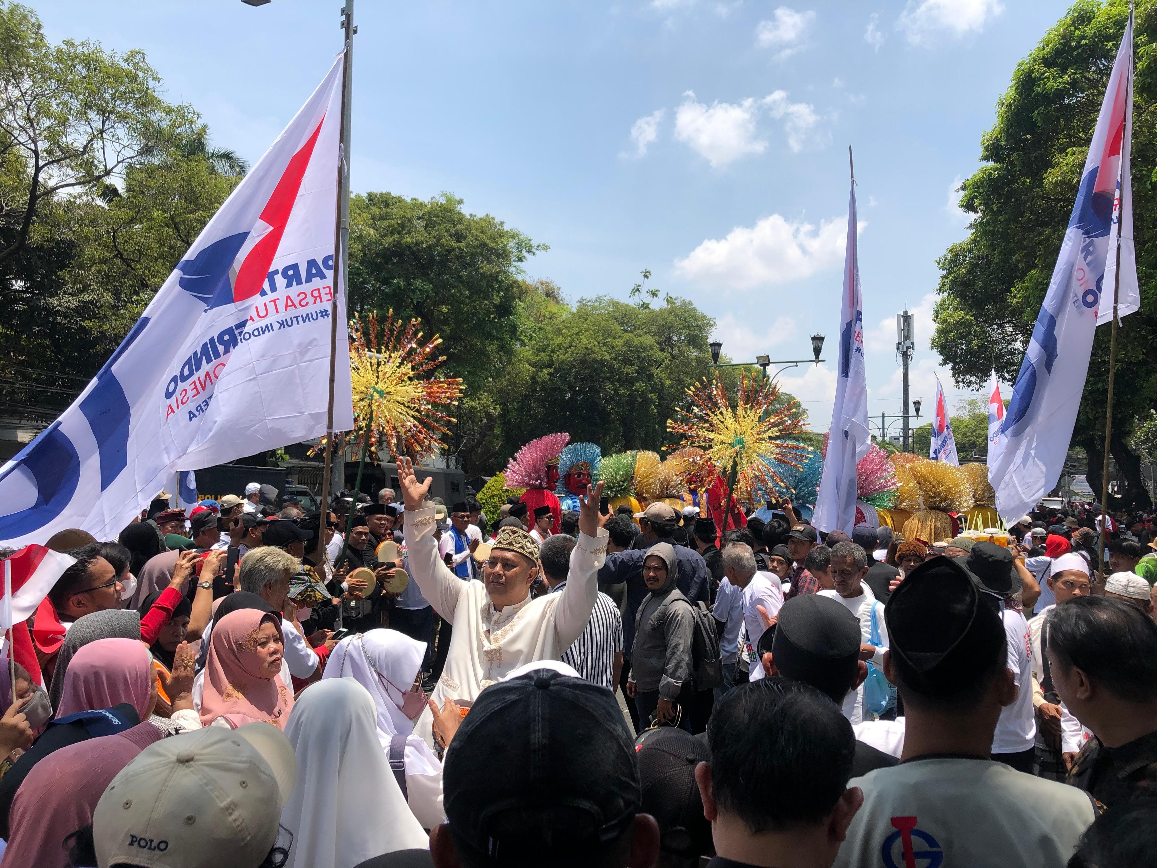 Tiba di KPU, Ganjar-Mahfud MD Dikawal Sejumlah Ondel-ondel Hingga Dilantunkan Selawat