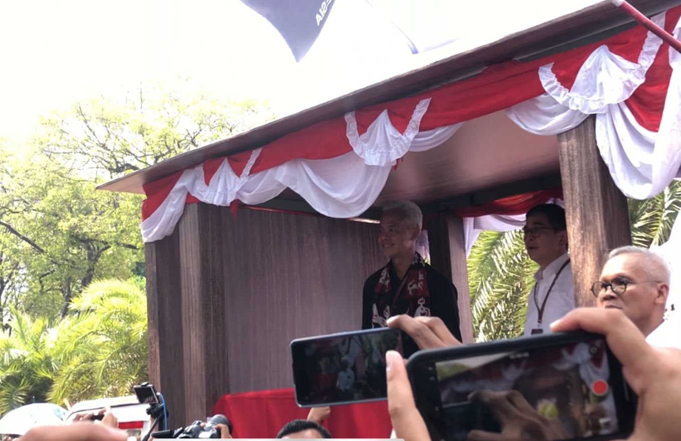 Ganjar-Mahfud Disambut Usai Daftar di KPU, Relawan: Kami Pastikan Bapak Menang!