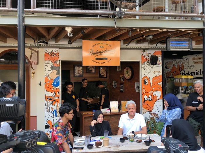 Akhir Pekan, Ganjar Pranowo dan Keluarga Nongkrong di Jaksel Sambil Masak Mie