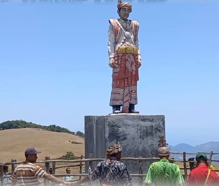 Gelar Ritual Adat di Depan Patung Jokowi, Warga NTT Menolak Gibran Jadi Cawapres