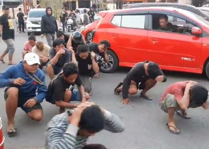11 Pria di Pinrang Ditangkap saat Transaksi Jual Beli Sabu-sabu di Komplek Kuburan, Lokasinya Dibakar Polisi