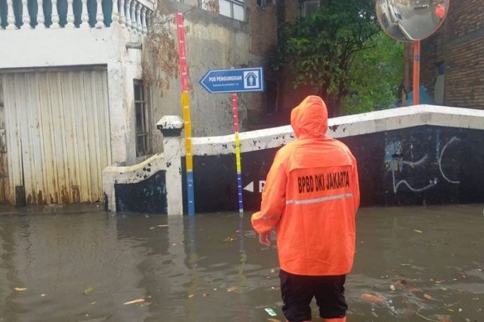 Warga Kampung Melayu Mengungsi Akibat Banjir di DKI Jakarta