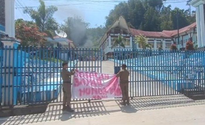 Tuntut Gaji 6 Bulan Belum Dibayar, Sejumlah Honorer Satpol PP dan Damkar Mamasa Segel Kantor BKD
