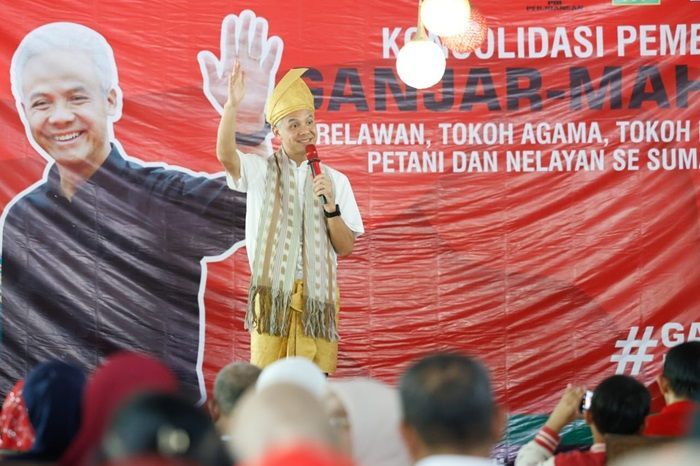 Silaturahmi ke Sumut, Ganjar Disambut Ribuan Orang dan Dipakaikan Kain khas Melayu