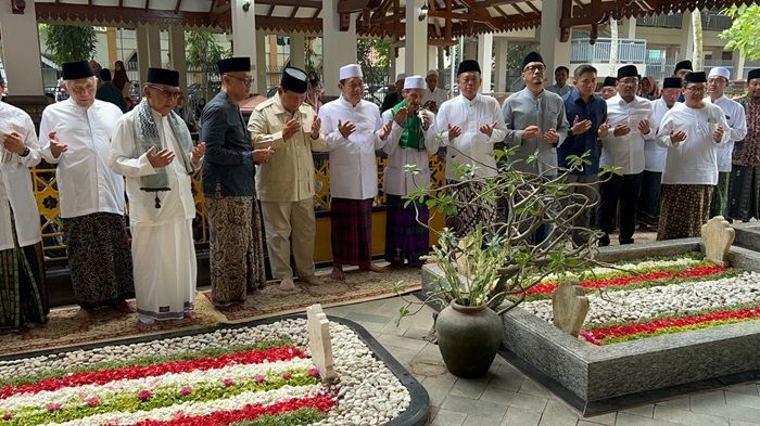 Prabowo Ziarah Ke Makam Pendiri NU dan Lakukan Pertemuan dengan Ulama NU se-Jatim