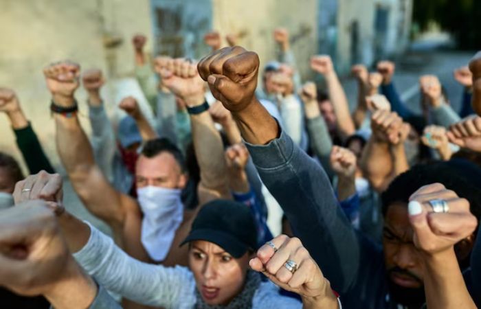Ricuh Demo Buruh di Jakarta Sore Tadi, Polisi Langsung Bubarkan Massa!