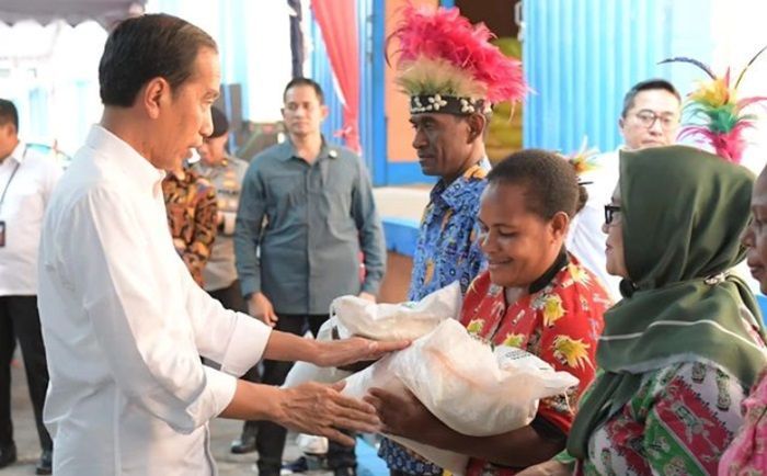 Lakukan Kunjungan ke Papua, Presiden Jokowi Salurkan Bantuan Pangan