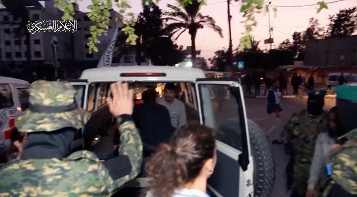 Warga Israel Dadah Sambil Senyum ke Pejuang Hamas Saat Dibebaskan dari Tawanan