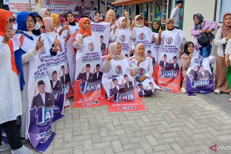 Emak-emak di Koja Bersiap Sambut Kedatangan Anies dengan Berpakaian Gamis Spanduk