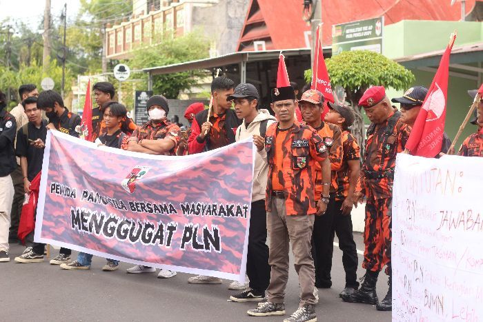 Pemadaman Bergilir Setiap Hari Selama 6 Jam, Kantor PLN Parepare Digeruduk Massa