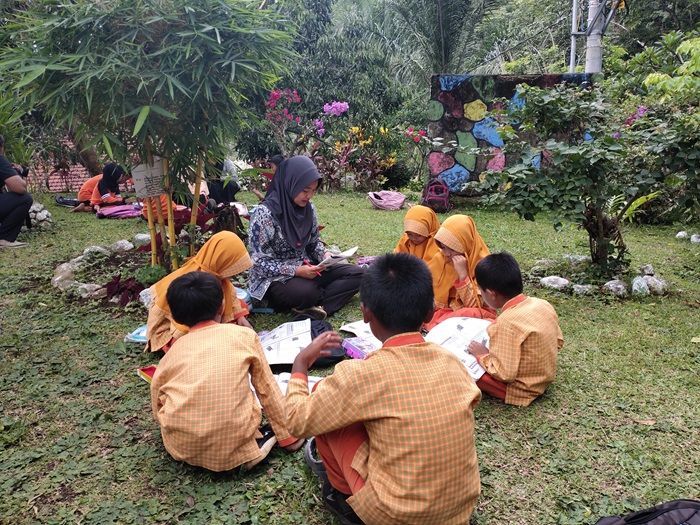 Siswa SD Belajar di Halaman Sekolah, Saat Proses Evakuasi 3 Ular di Atap Ruang Kelas