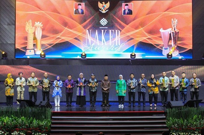 Wapres Maruf Amin Serahkan Penghargaan Naker Award 2023