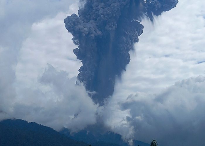 Gunung Marapi Sumbar Kembali Erupsi saat Shalat Jumat! Sejumlah Wilayah Alami Hujan Abu