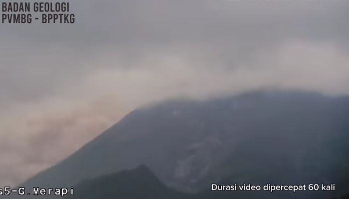 Gunung Merapi Luncurkan Awan Panas, Sejumlah Wilayah Diguyur Hujan Abu Disertai Air