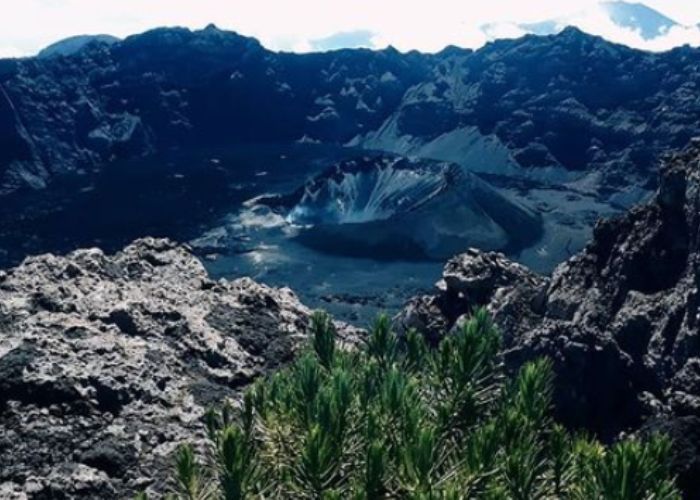 Gunung Raung Keluarkan Asap Putih, Masyarakat Diminta Tak Dekati Kawah