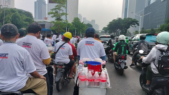 Hiasi Jalan Sudirman, Starling Kompak Pake Kaos Prabowo-Gibran