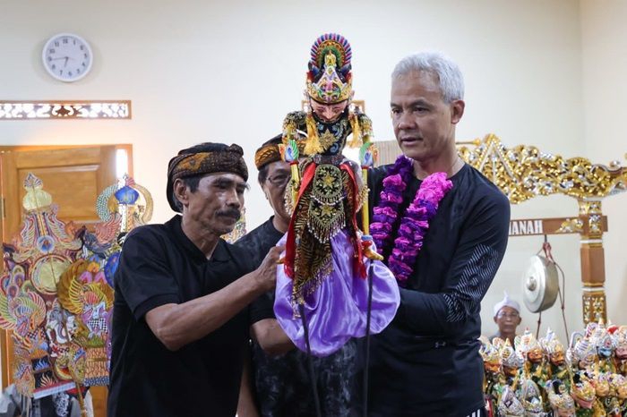 Peduli dengan Seni Budaya, Ganjar Diberi Wayang Golek Satria oleh Dalang Darsa