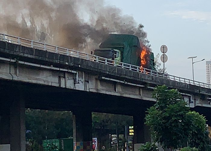 Truk Bermuatan Kertas Ludes Terbakar di Jalan Layang Grogol, Sempat Terjadi Ledakan