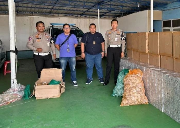 Polisi Temukan 40.530 Bungkus Rokok Ilegal di Dalam Truk yang Alami Kecelakaan di Tol Japek