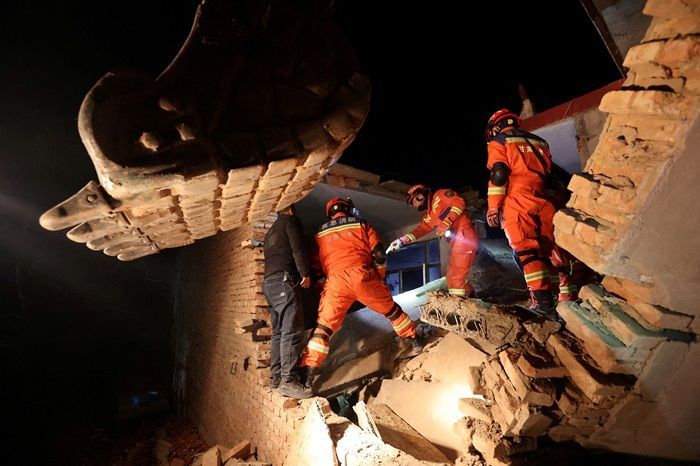 Gempa Bumi Menewaskan Lebih dari 100 Orang di Barat Laut Tiongkok
