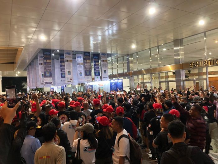 Panas Jelang Debat Cawapres, Massa Pendukung Paslon Saling Dorong!