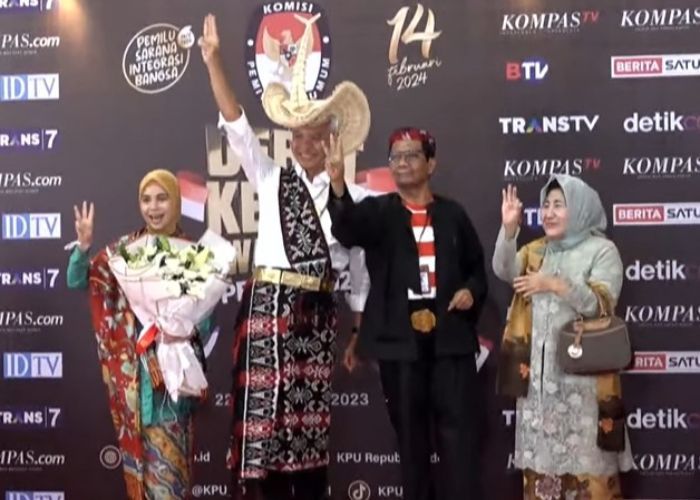 Ganjar-Mahfud Kompak Pakai Baju Adat di Debat Cawapres Malam Ini
