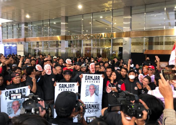 Jelang Debat Cawapres, Massa Simpatisan Paslon Padati JCC Bawa Atribut