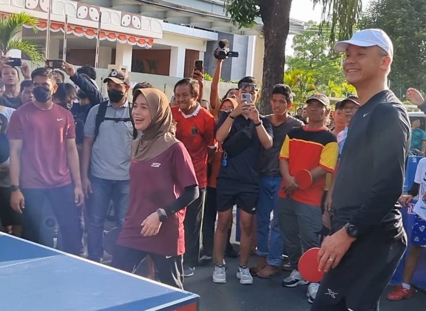 Ganjar dan Atikoh Nikmati Suasana di CFD Kota Solo, Main Tenis Meja hingga Sibuk Diajak Foto