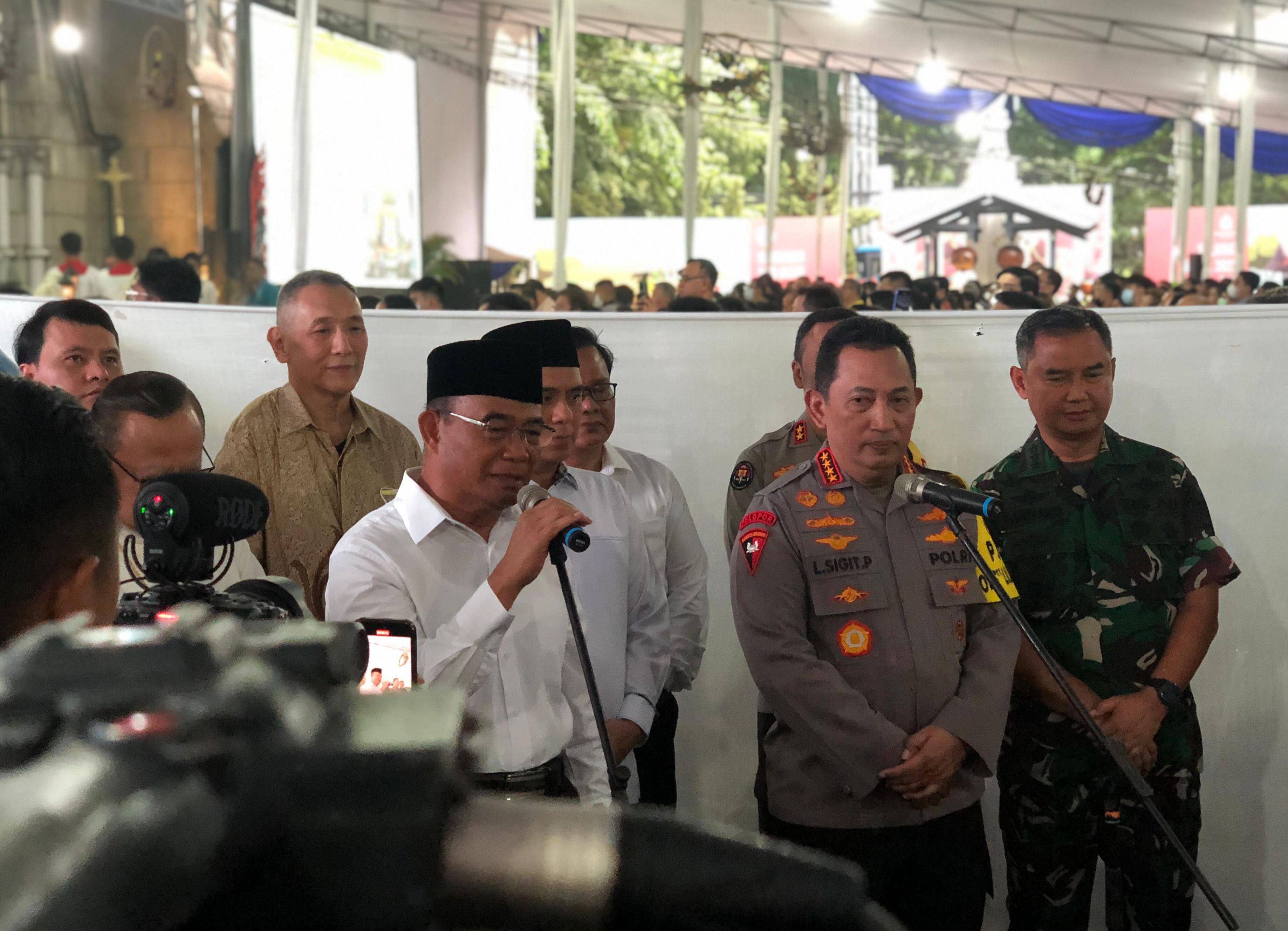 Bareng Menko PMK, Kapolri Tinjau Gereja Katedral Jelang Misa Natal
