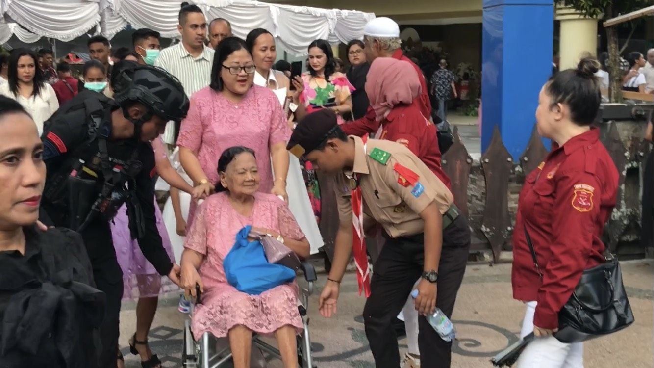 Gereja Maranatha Ambon Dijaga Ketat Pemuda Muslim saat Ibadah Misa Natal