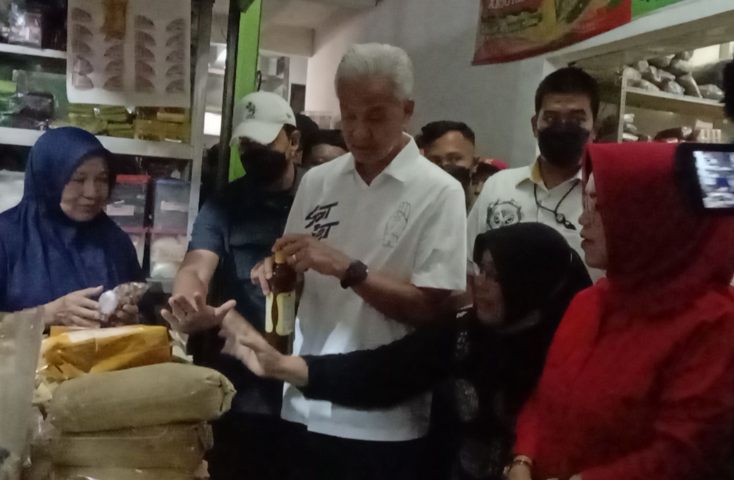 Blusukan ke Pasar Jamu Nguter Sukoharjo, Ganjar Beli Jamu Temu Lawak dan Wedang Uwuh hingga Jahe