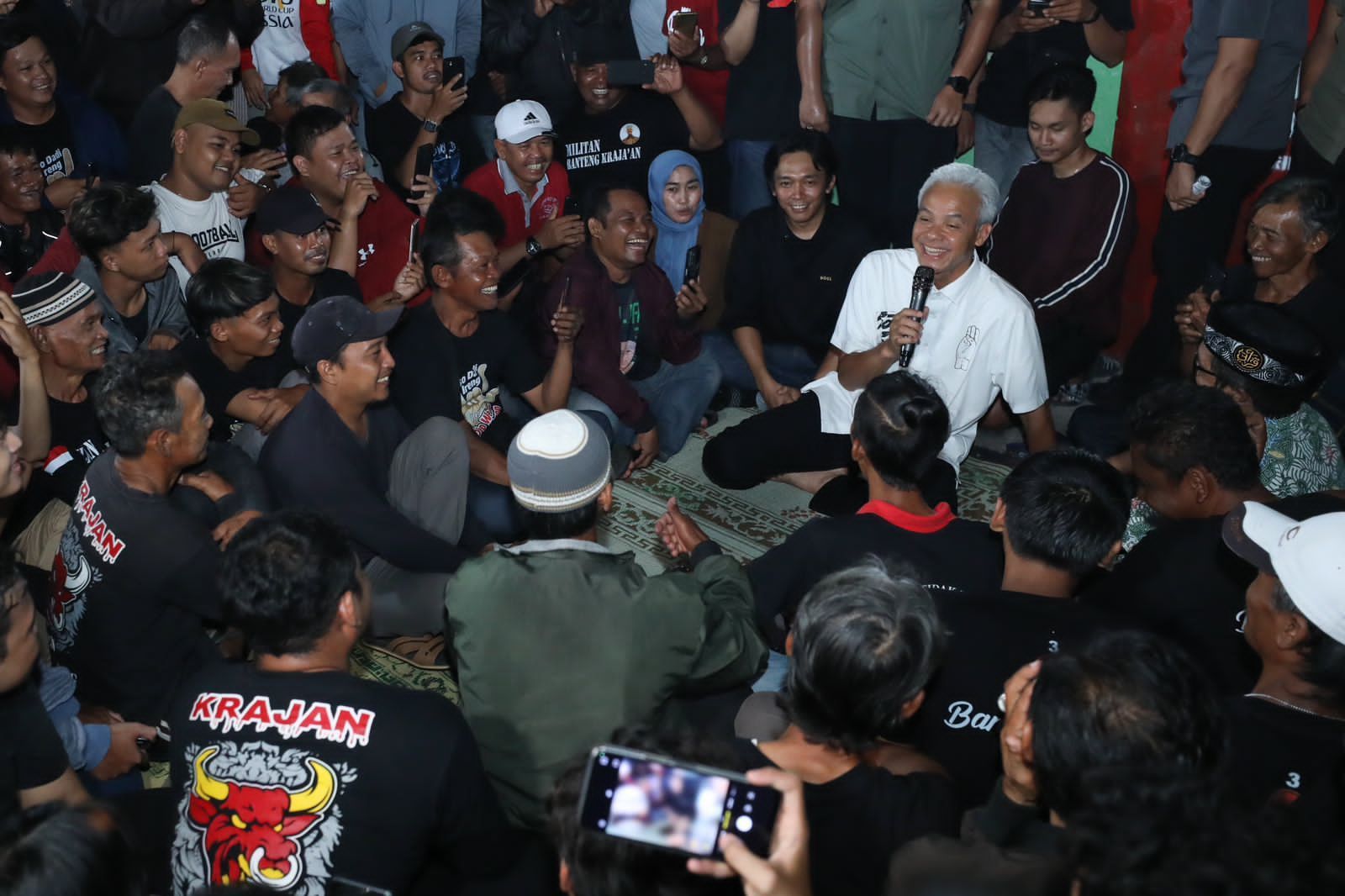 Ganjar Disambut Nyanyian Dukungan saat Mau Menginap di Rumah Warga Klaten